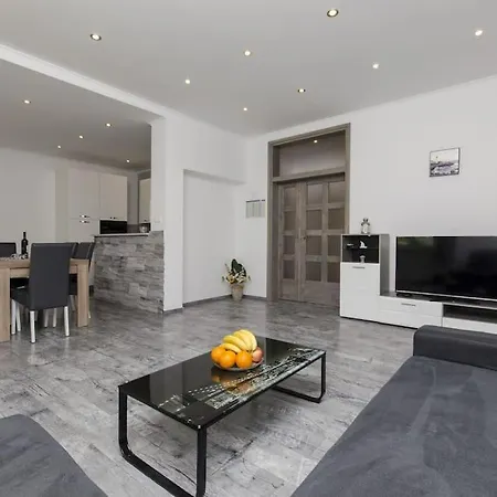 In With Large Outside Swimming Pool & Hot Tub For 14 People Podstrana