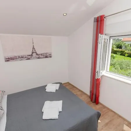 In With Large Outside Swimming Pool & Hot Tub For 14 People Podstrana