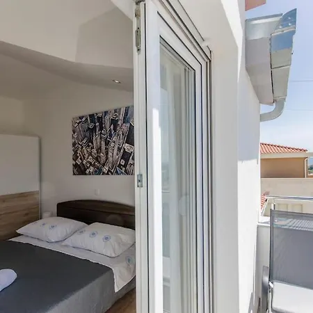 In With Large Outside Swimming Pool & Hot Tub For 14 People Podstrana
