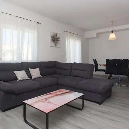 Villa In With Large Outside Swimming Pool & Hot Tub For 14 People Podstrana