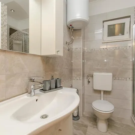 In With Large Outside Swimming Pool & Hot Tub For 14 People *
