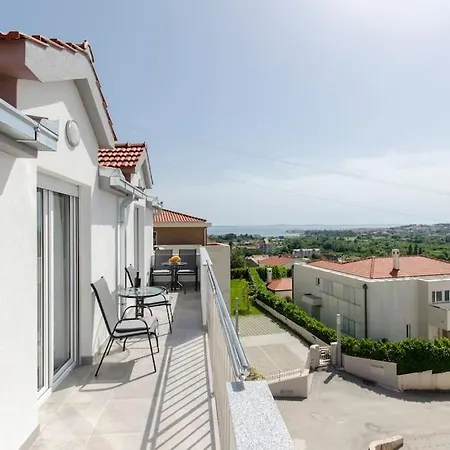 In With Large Outside Swimming Pool & Hot Tub For 14 People Podstrana