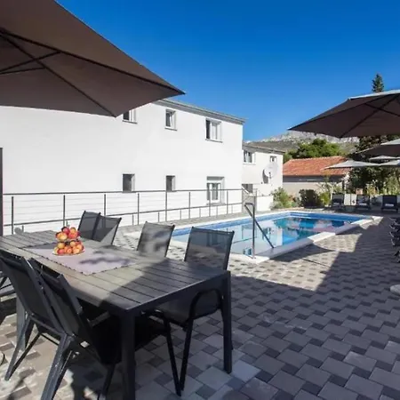 Willa In With Large Outside Swimming Pool & Hot Tub For 14 People