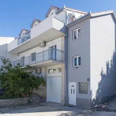 In With Large Outside Swimming Pool & Hot Tub For 14 People *