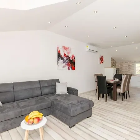 Vila In With Large Outside Swimming Pool & Hot Tub For 14 People *