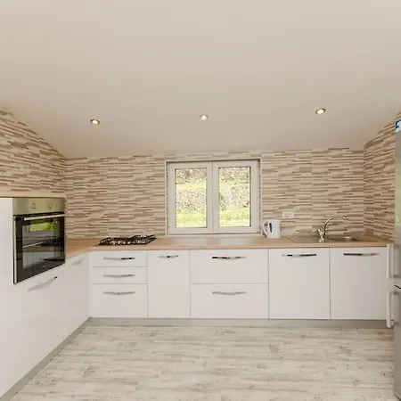 In With Large Outside Swimming Pool & Hot Tub For 14 People Vila *