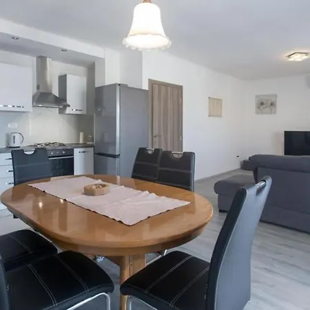 In With Large Outside Swimming Pool & Hot Tub For 14 People Vila
