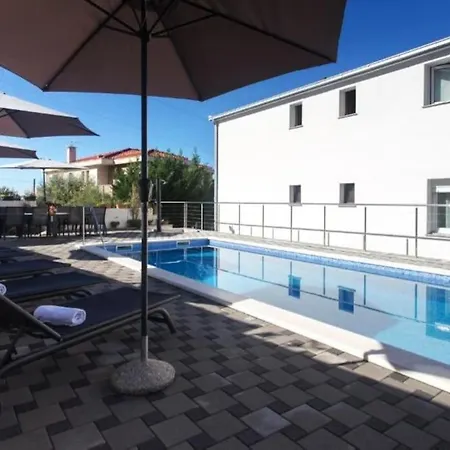 Vila In With Large Outside Swimming Pool & Hot Tub For 14 People *