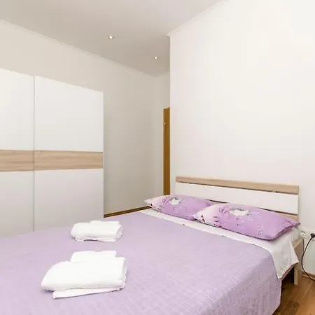 In With Large Outside Swimming Pool & Hot Tub For 14 People