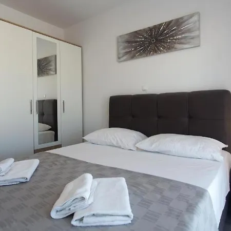 In With Large Outside Swimming Pool & Hot Tub For 14 People Podstrana