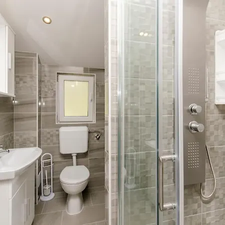 In With Large Outside Swimming Pool & Hot Tub For 14 People Vila *