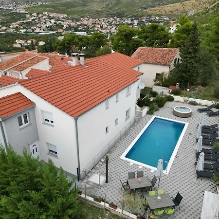 In With Large Outside Swimming Pool & Hot Tub For 14 People *