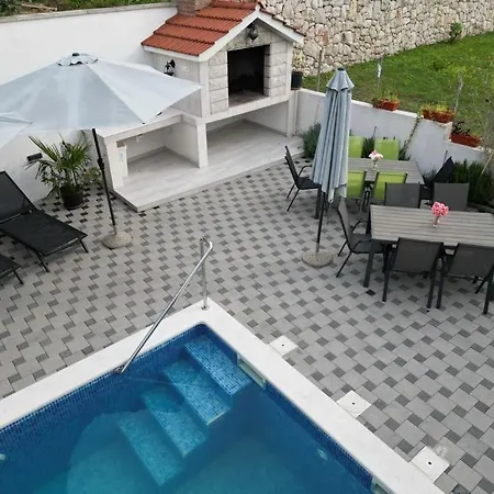 In With Large Outside Swimming Pool & Hot Tub For 14 People