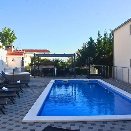 In With Large Outside Swimming Pool & Hot Tub For 14 People Vila *