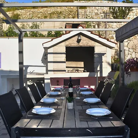 In With Large Outside Swimming Pool & Hot Tub For 14 People Vila