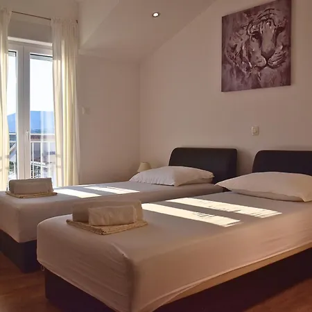 Vila In With Large Outside Swimming Pool & Hot Tub For 14 People *