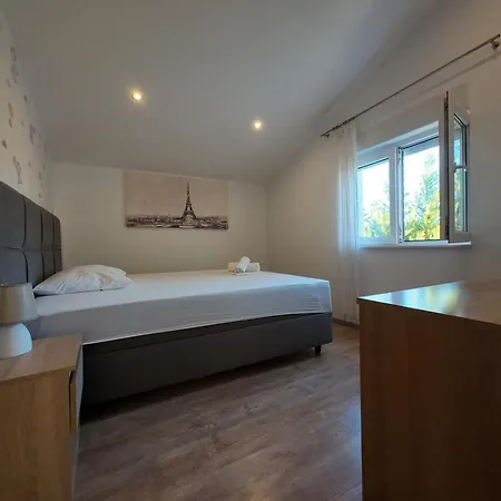 In With Large Outside Swimming Pool & Hot Tub For 14 People Podstrana