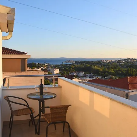 Vila In With Large Outside Swimming Pool & Hot Tub For 14 People