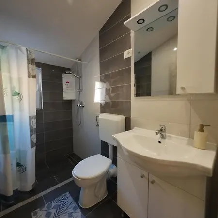 In With Large Outside Swimming Pool & Hot Tub For 14 People *